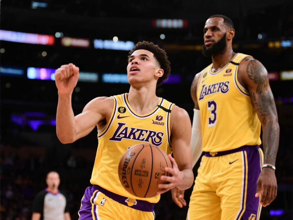 湖人第三巨头爆发！三双+关键球力克勇士，帅气与实力并存